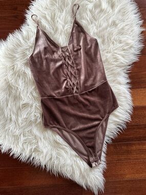 FOREVER 21 mauve velour bodysuit with crisscross front detail size S